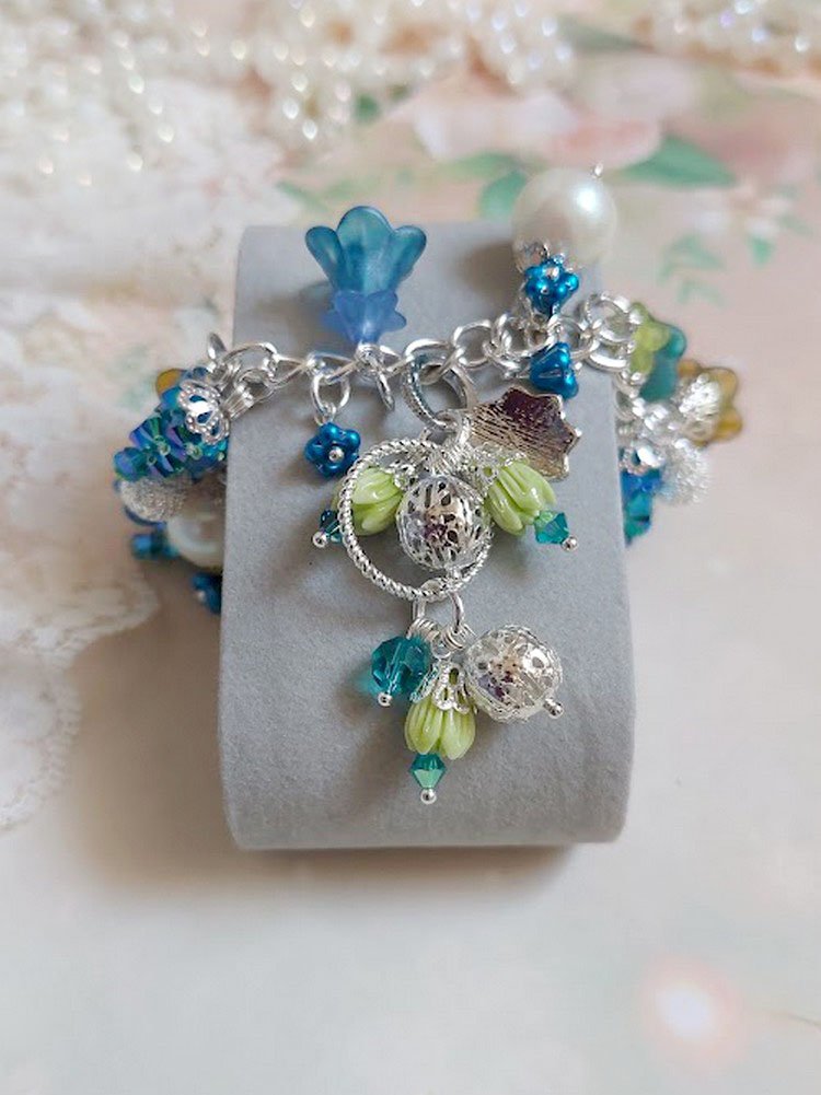 Bracelet Regard Scintillant avec fleurs frosted, clochettes verres, rondes résines, breloques et perles Cristal Swarovski