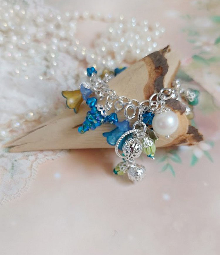 Bracelet Regard Scintillant avec fleurs frosted, clochettes verres, rondes résines, breloques et perles Cristal Swarovski