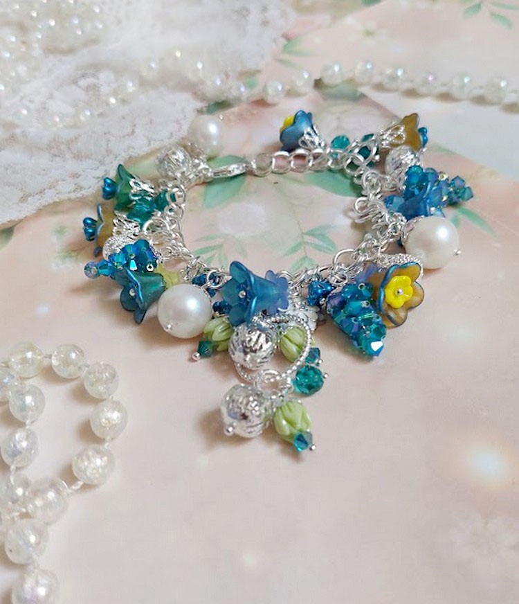 Bracelet Regard Scintillant avec fleurs frosted, clochettes verres, rondes résines, breloques et perles Cristal Swarovski
