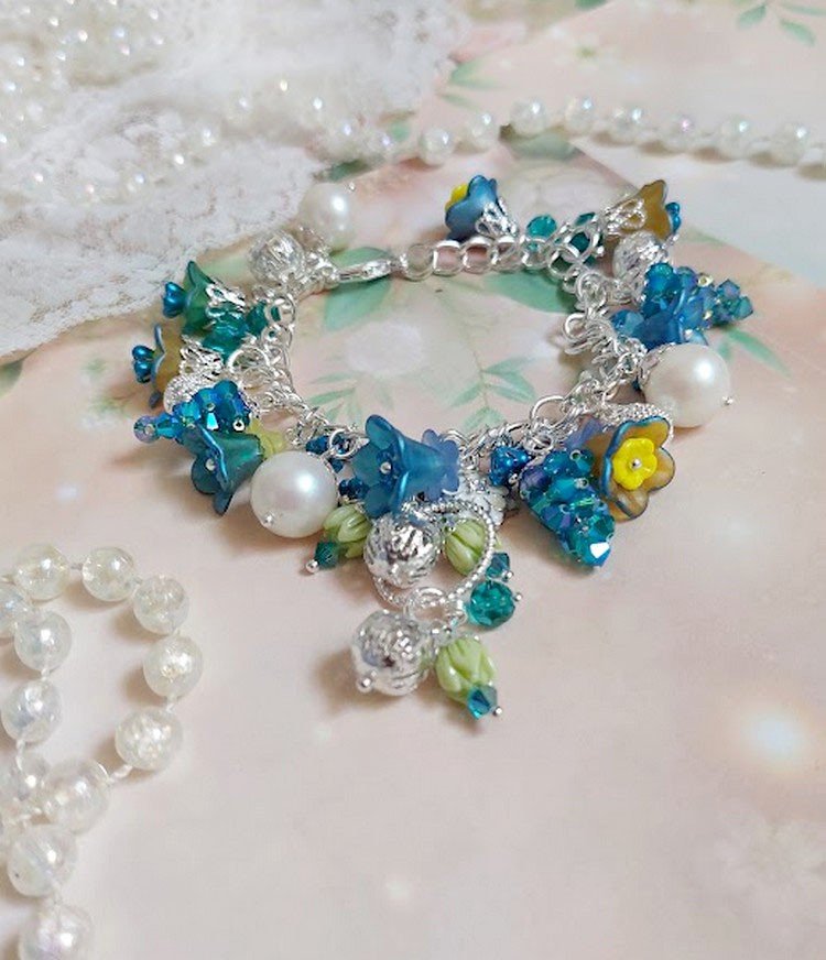 Bracelet Regard Scintillant avec fleurs frosted, clochettes verres, rondes résines, breloques et perles Cristal Swarovski