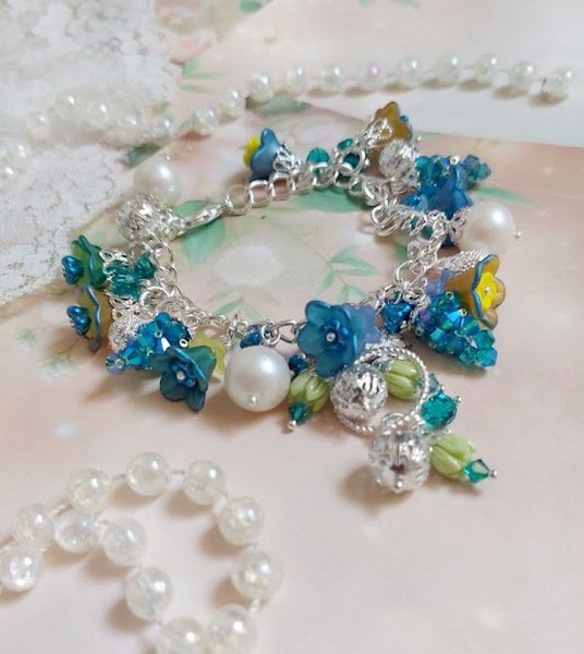 Bracelet Regard Scintillant avec fleurs frosted, clochettes verres, rondes r&eacute;sines, breloques et perles Cristal Swarovski