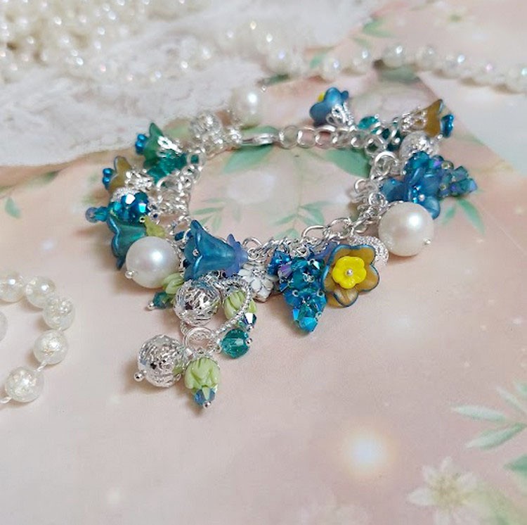 Bracelet Regard Scintillant avec fleurs frosted, clochettes verres, rondes résines, breloques et perles Cristal Swarovski