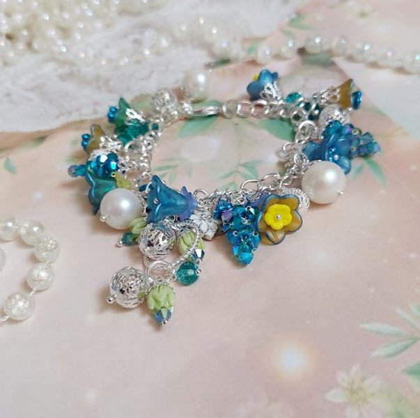 Bracelet Regard Scintillant avec fleurs frosted, clochettes verres, rondes résines, breloques et perles Cristal Swarovski