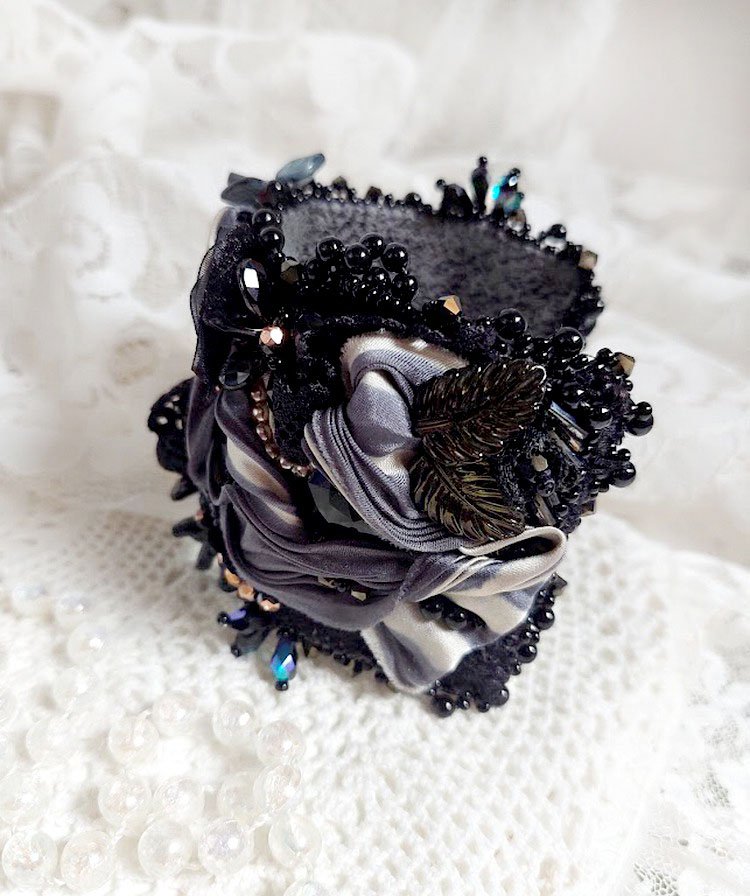 Bracelet Souvenir de Bal manchette brodé avec perles verres, ruban soie, dentelle, fleurs, argent 925 et Perles Cristal 