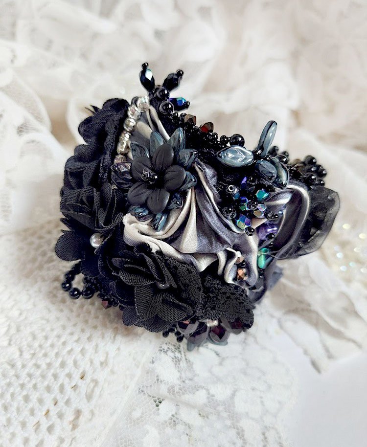 Bracelet Souvenir de Bal manchette brodé avec perles verres, ruban soie, dentelle, fleurs, argent 925 et Perles Cristal 