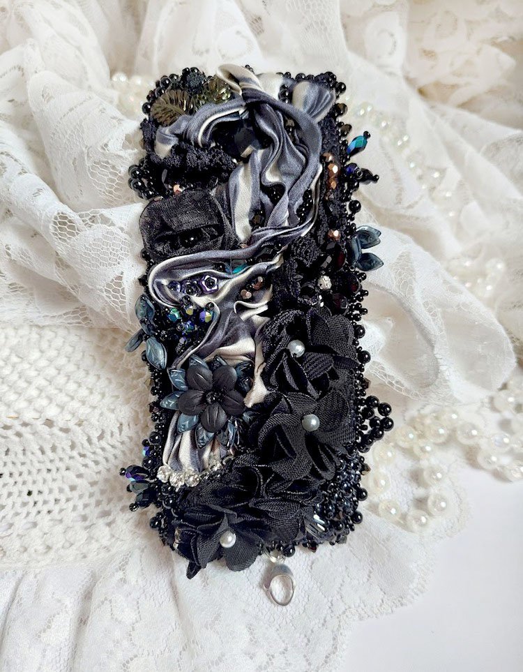 Bracelet Souvenir de Bal manchette brodé avec perles verres, ruban soie, dentelle, fleurs, argent 925 et Perles Cristal 