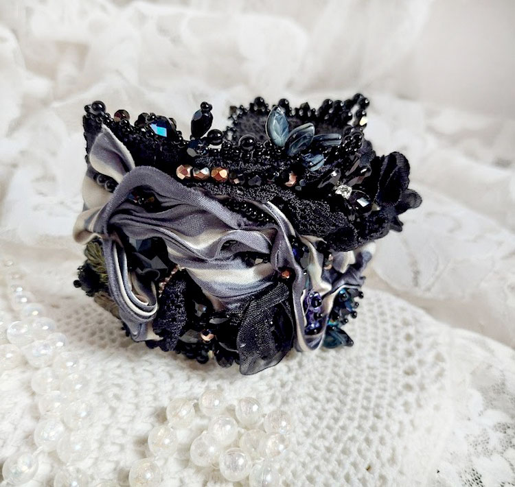 Bracelet Souvenir de Bal manchette brodé avec perles verres, ruban soie, dentelle, fleurs, argent 925 et Perles Cristal 