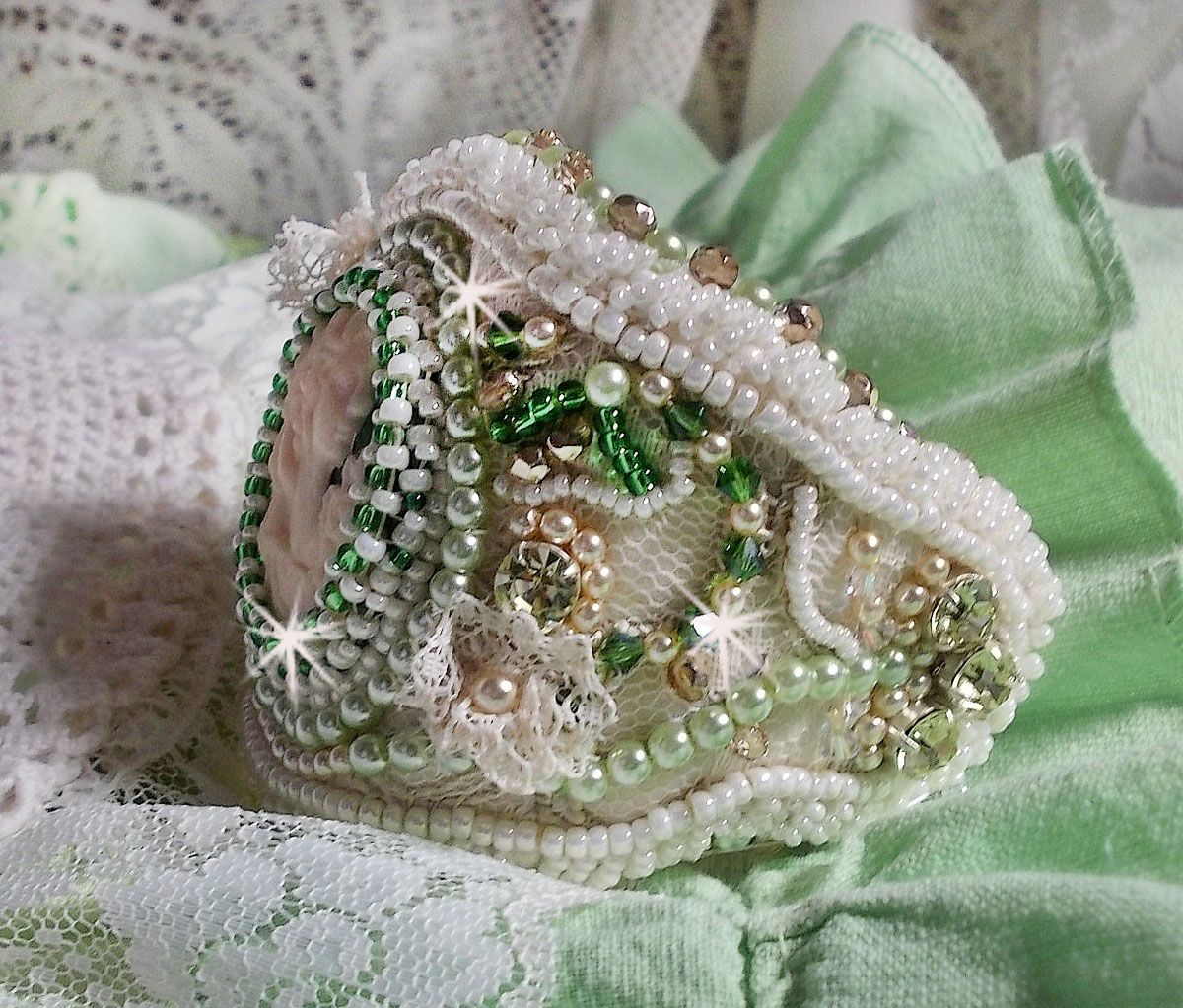 Pulsera Seducción con encaje, cabujón de resina victoriana, facetas y rocallas