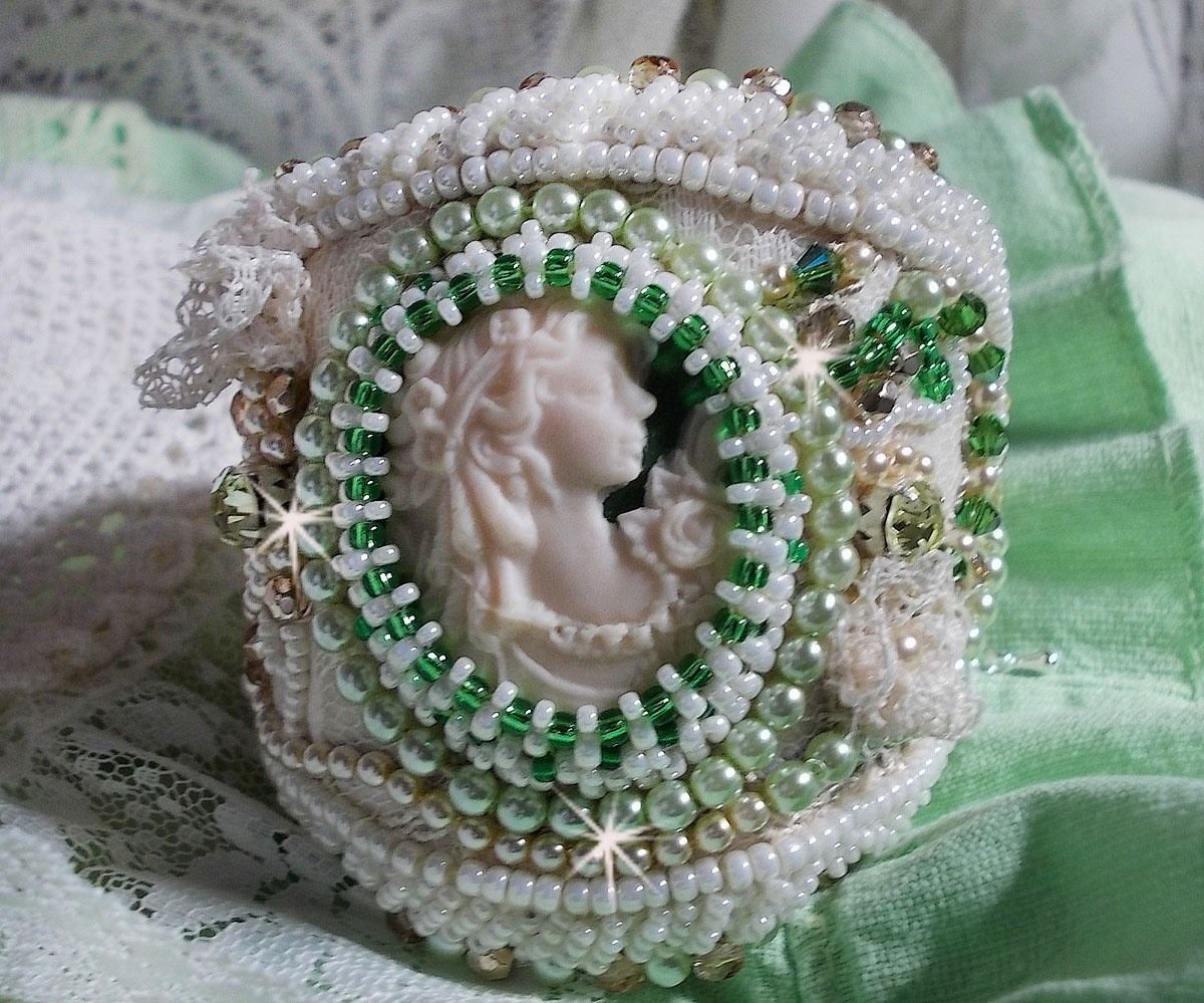 Pulsera Seducción con encaje, cabujón de resina victoriana, facetas y rocallas