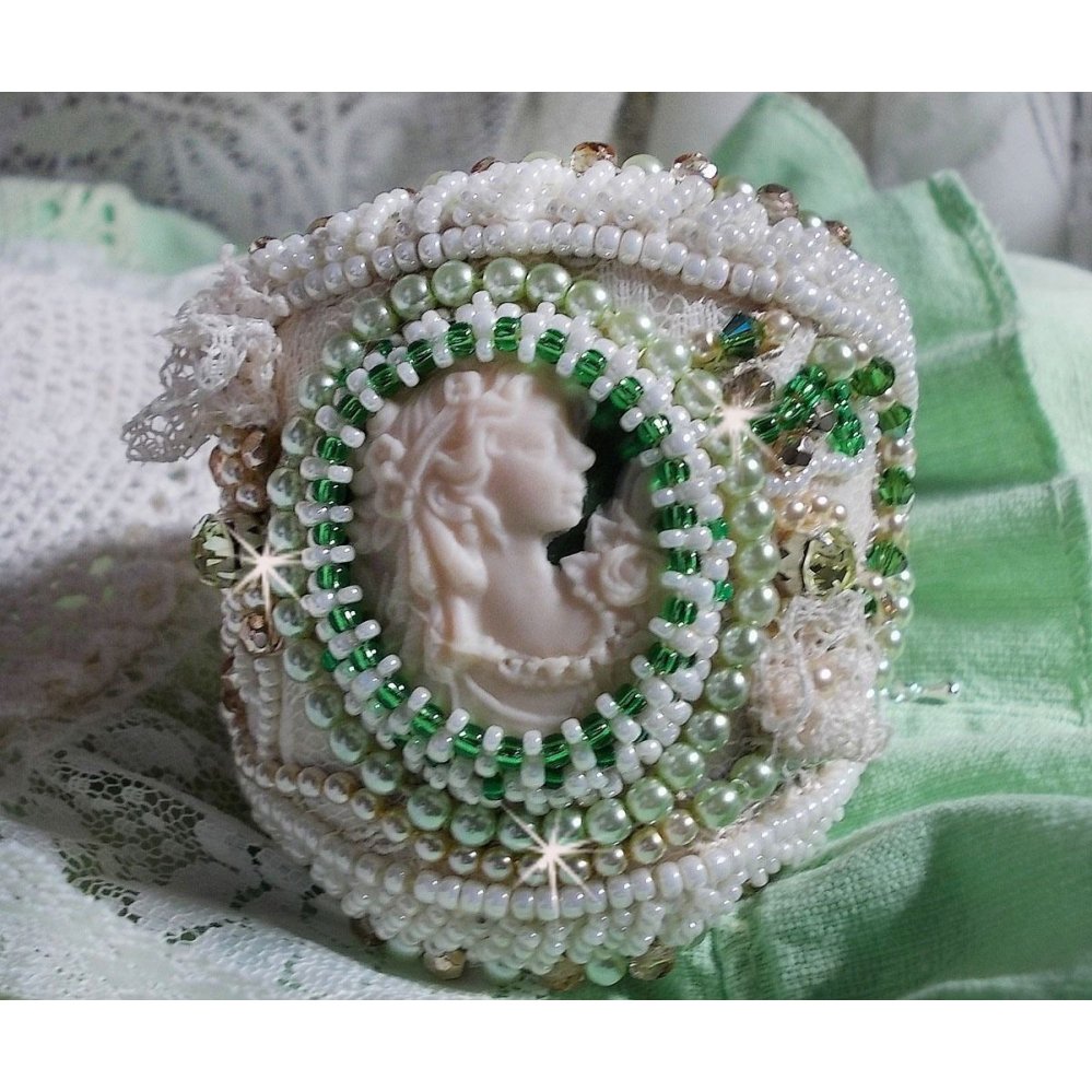 Pulsera Seducción con encaje, cabujón de resina victoriana, facetas y rocallas