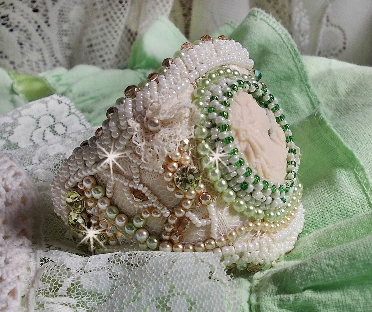 Pulsera Seducción con encaje, cabujón de resina victoriana, facetas y rocallas