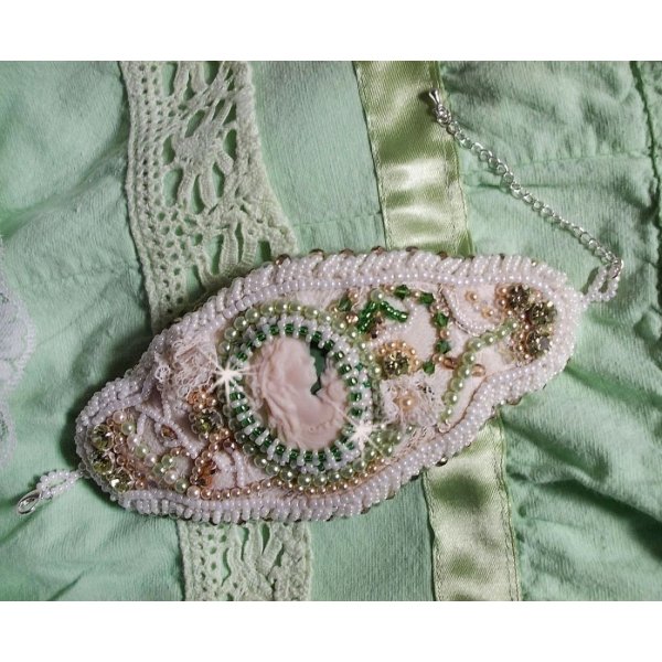 Pulsera Seducci&oacute;n con encaje, cabuj&oacute;n de resina victoriana, facetas y rocallas