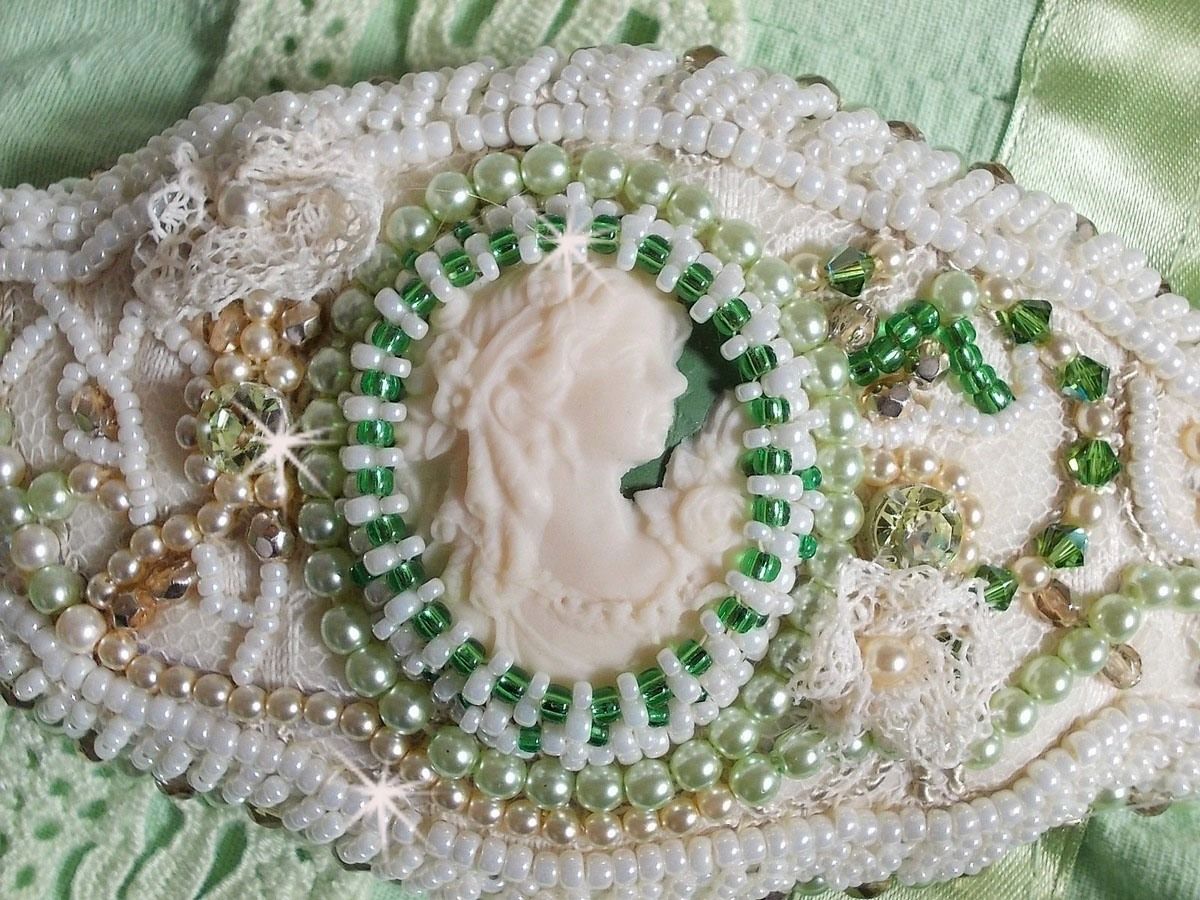 Pulsera Seducción con encaje, cabujón de resina victoriana, facetas y rocallas