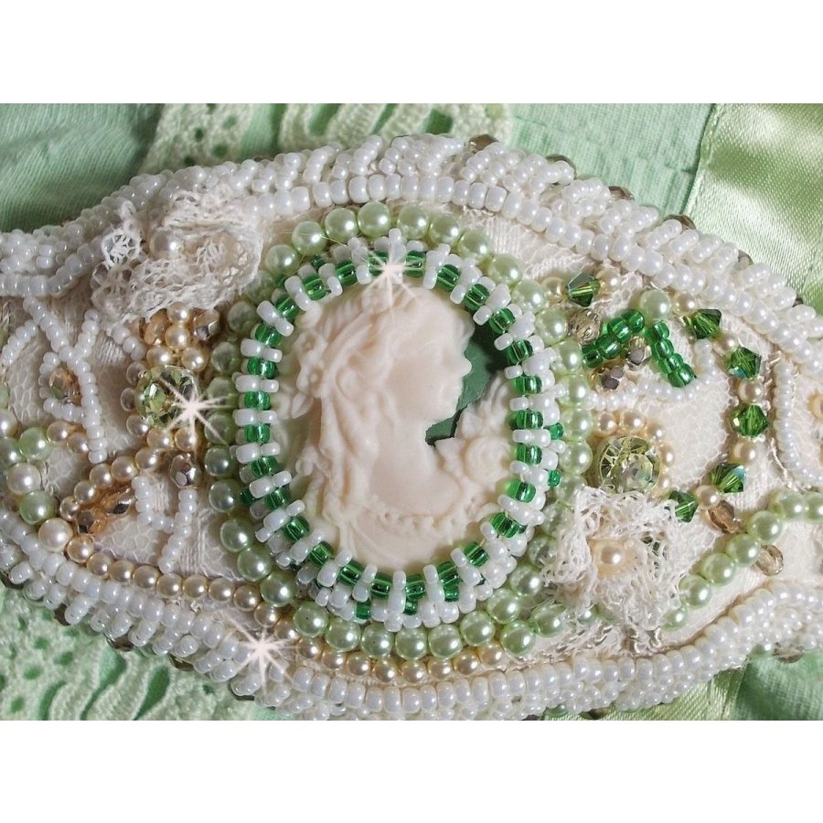 Pulsera Seducción con encaje, cabujón de resina victoriana, facetas y rocallas