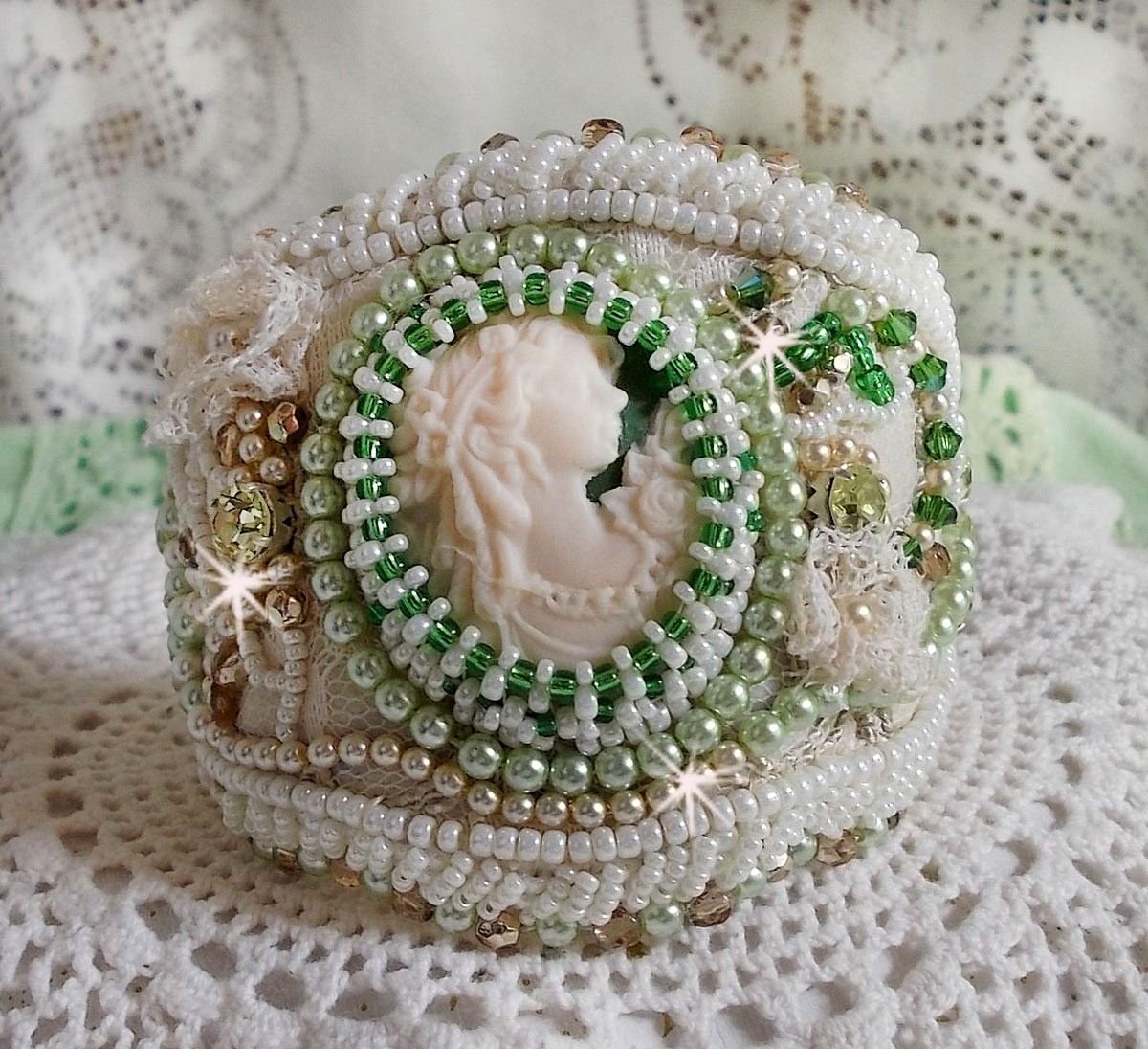 Pulsera Seducción con encaje, cabujón de resina victoriana, facetas y rocallas