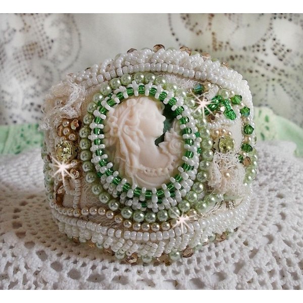 Pulsera Seducci&oacute;n con encaje, cabuj&oacute;n de resina victoriana, facetas y rocallas