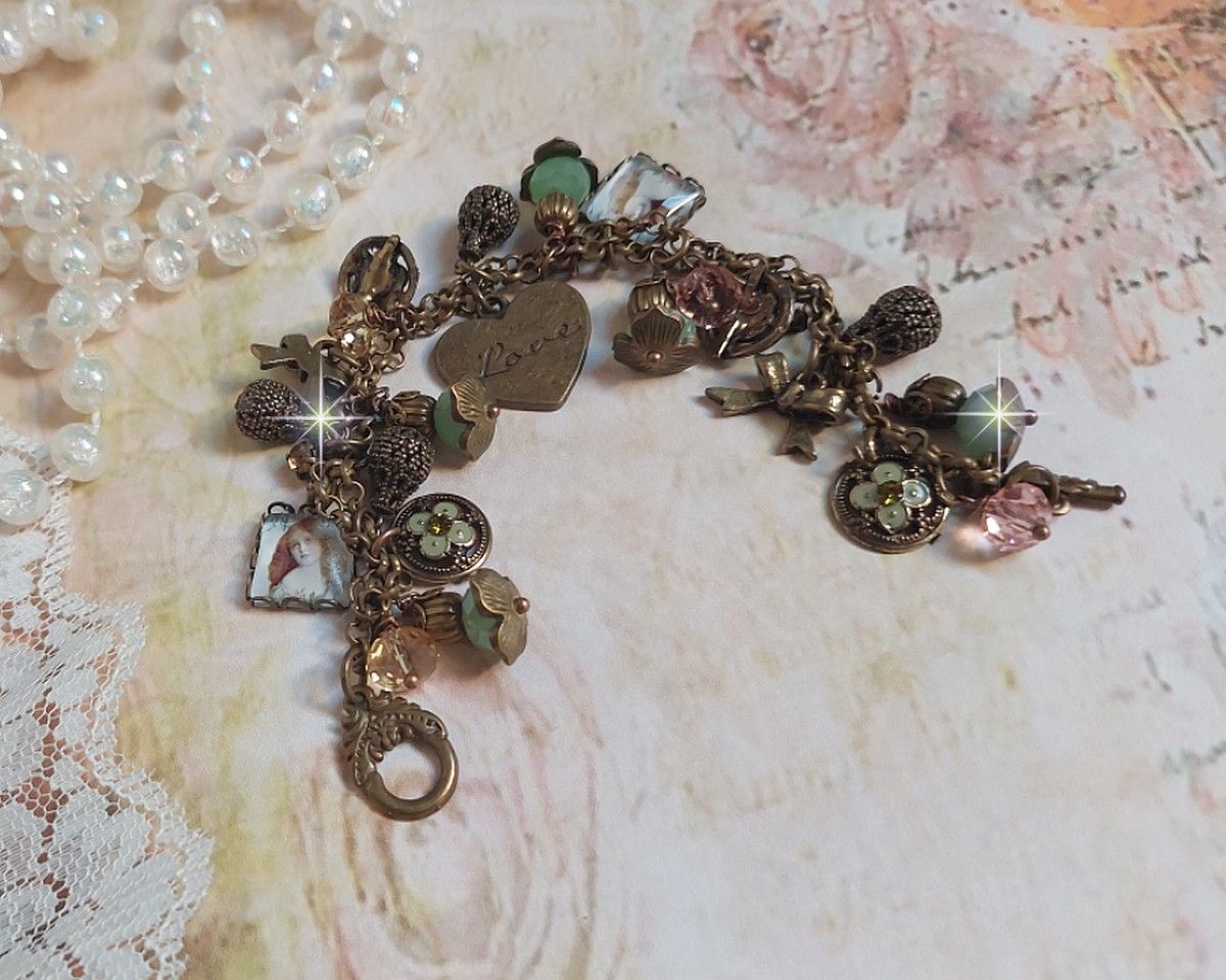 Bracelet Temps d’une Folie avec breloques : cœur, perles, gouttes filigranées, fleurs émaillées, perles rondes, cabochons carrés et perles rondes en Verre. Montés sur chaînes et fermoir en T Bronze