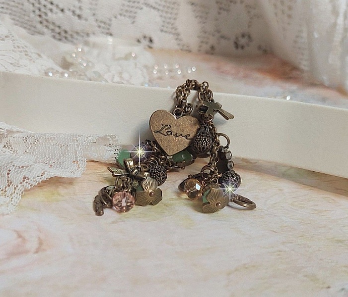 Bracelet Temps d&rsquo;une Folie avec breloques : c&oelig;ur, perles, gouttes filigran&eacute;es, fleurs &eacute;maill&eacute;es, perles rondes, cabochons carr&eacute;s et perles rondes en Verre. Mont&eacute;s sur cha&icirc;nes et fermoir en T Bronze