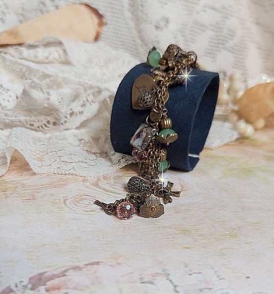 Bracelet Temps d&rsquo;une Folie avec breloques : c&oelig;ur, perles, gouttes filigran&eacute;es, fleurs &eacute;maill&eacute;es, perles rondes, cabochons carr&eacute;s et perles rondes en Verre. Mont&eacute;s sur cha&icirc;nes et fermoir en T Bronze