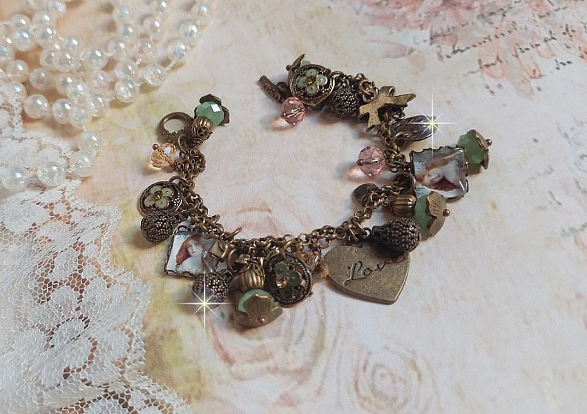 Bracelet Temps d&rsquo;une Folie avec breloques : c&oelig;ur, perles, gouttes filigran&eacute;es, fleurs &eacute;maill&eacute;es, perles rondes, cabochons carr&eacute;s et perles rondes en Verre. Mont&eacute;s sur cha&icirc;nes et fermoir en T Bronze
