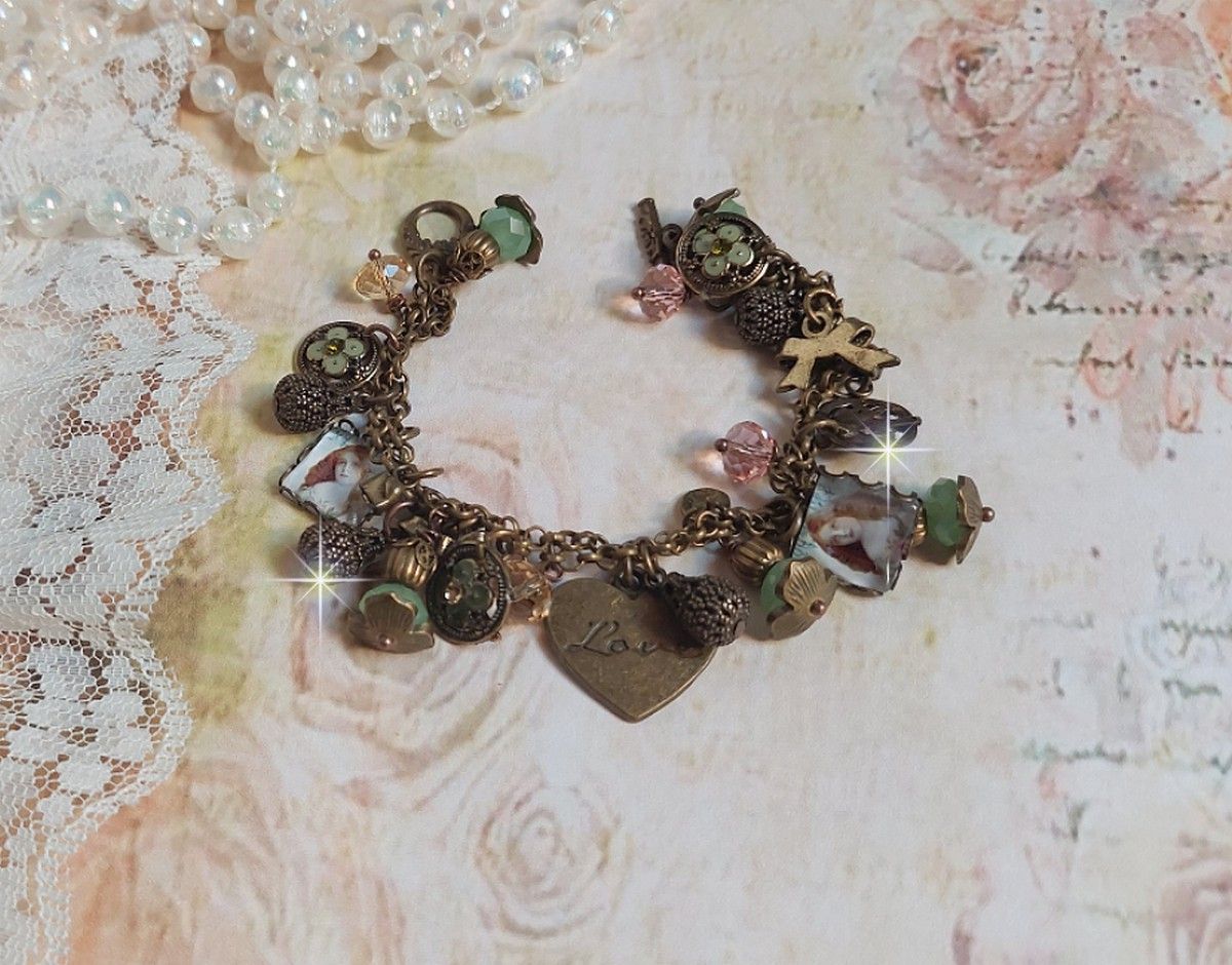 Bracelet Temps d’une Folie avec breloques : cœur, perles, gouttes filigranées, fleurs émaillées, perles rondes, cabochons carrés et perles rondes en Verre. Montés sur chaînes et fermoir en T Bronze