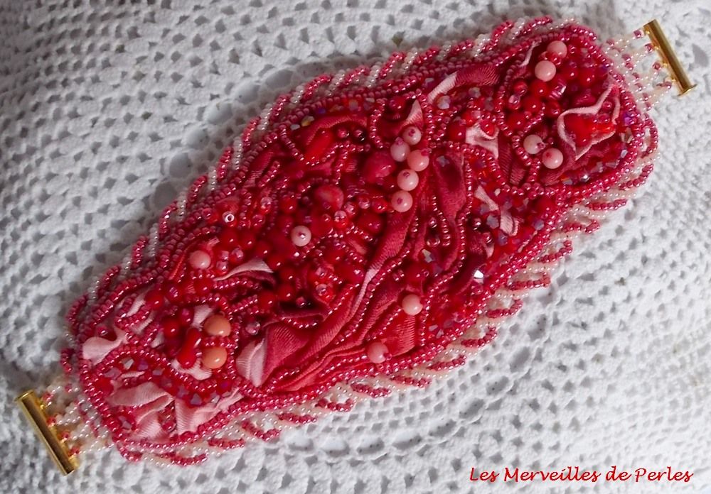 Pulsera brazalete Coralie bordada con coral rojo, rosa claro y rocallas