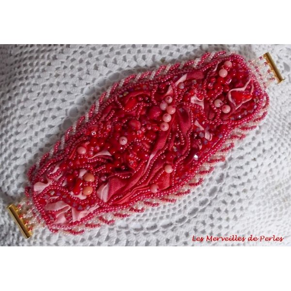 Pulsera brazalete Coralie bordada con coral rojo, rosa claro y rocallas