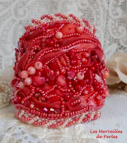 Pulsera brazalete Coralie bordada con coral rojo, rosa claro y rocallas