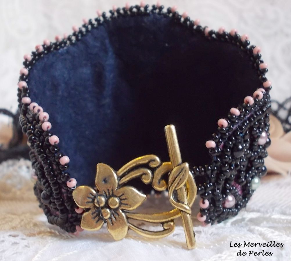 Pulsera puño marquesa bordada con cristales de Swarovski, encaje negro antiguo de 1950, perlas de agua dulce y rocallas