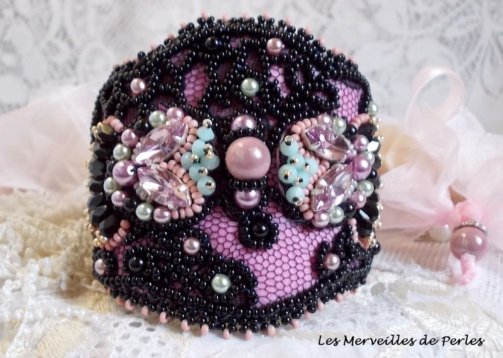 Pulsera puño marquesa bordada con cristales de Swarovski, encaje negro antiguo de 1950, perlas de agua dulce y rocallas