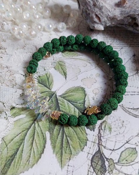 Bracelet Couronne Emeraude avec pierres de lave teint&eacute;e, perles cristal Swarovski et breloque arbre de vie m&eacute;tal