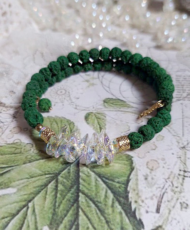 Bracelet Couronne Emeraude avec pierres de lave teintée, perles cristal Swarovski et breloque arbre de vie métal