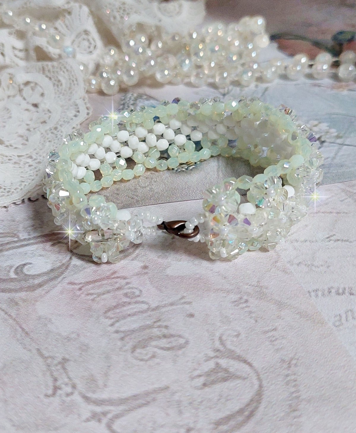 Pulsera Venus con hileras de cristal de Swarovski y facetas de cristal de bohemia blanco opaco