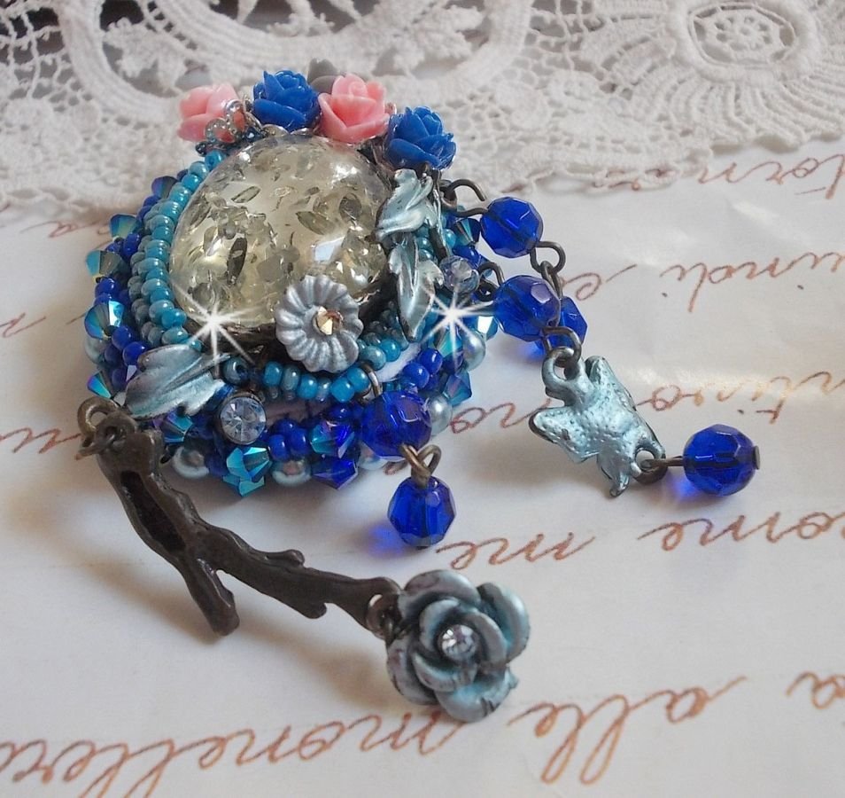 Broche Angéline baroque très ancienne relookée sur une broderie avec un très ancien cabochon en verre, des roses en résine et des rocailles