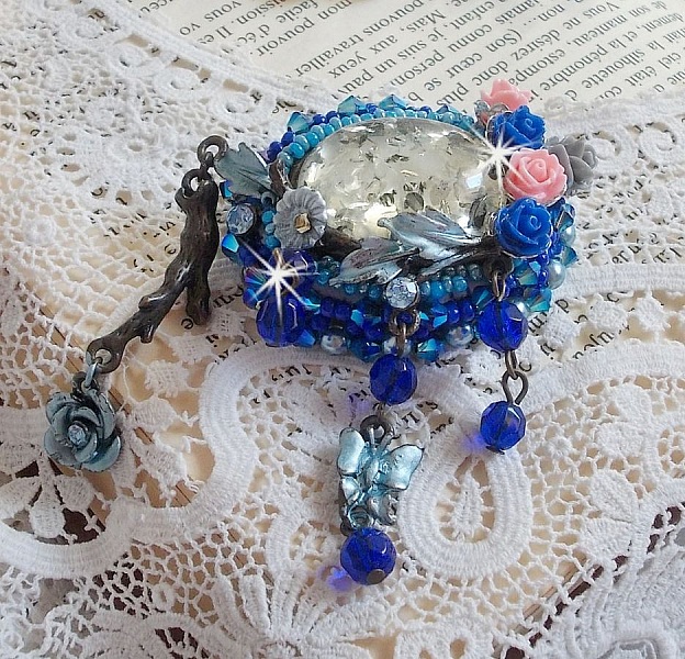 Broche Ang&eacute;line baroque tr&egrave;s ancienne relook&eacute;e sur une broderie avec un tr&egrave;s ancien cabochon en verre, des roses en r&eacute;sine et des rocailles