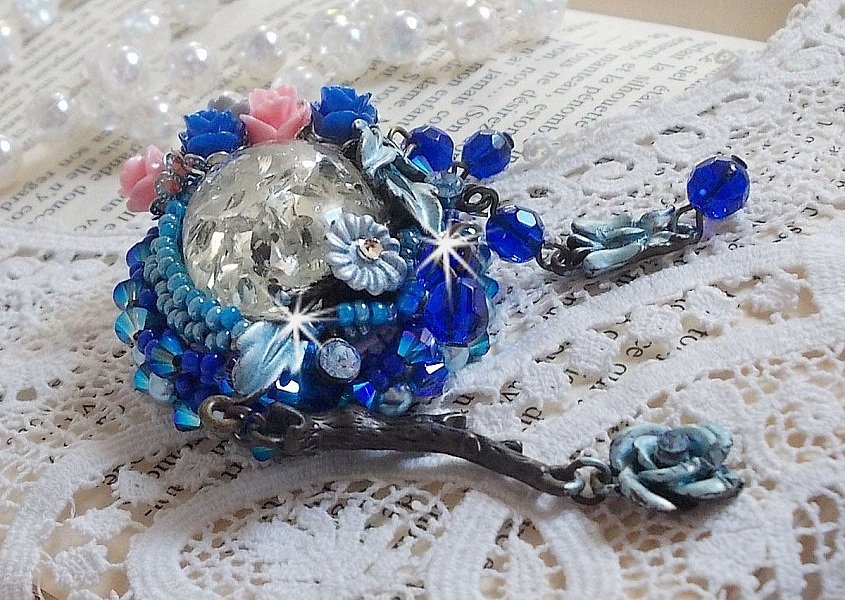 Broche Ang&eacute;line baroque tr&egrave;s ancienne relook&eacute;e sur une broderie avec un tr&egrave;s ancien cabochon en verre, des roses en r&eacute;sine et des rocailles