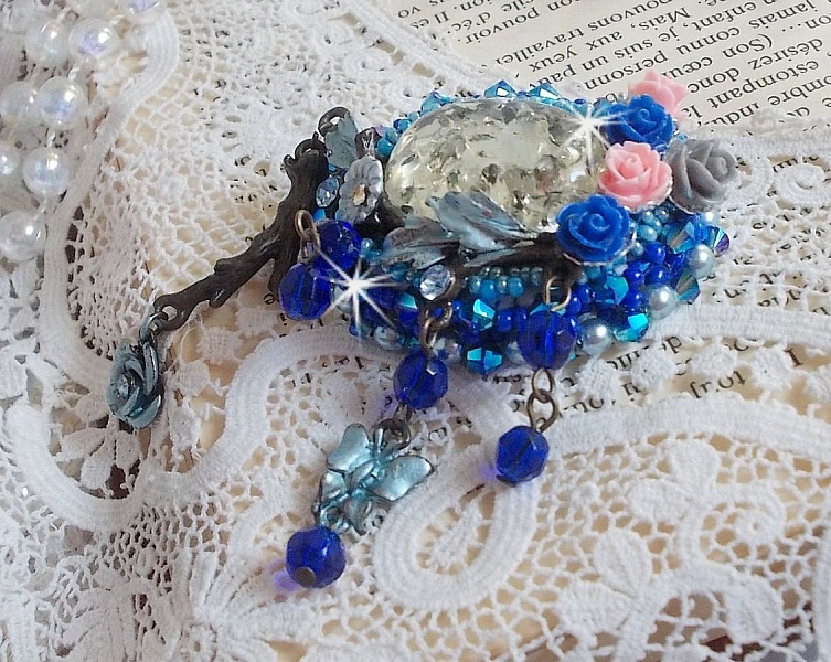 Broche Ang&eacute;line baroque tr&egrave;s ancienne relook&eacute;e sur une broderie avec un tr&egrave;s ancien cabochon en verre, des roses en r&eacute;sine et des rocailles