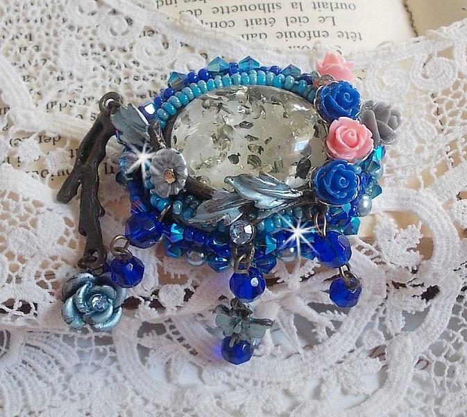 Broche Ang&eacute;line baroque tr&egrave;s ancienne relook&eacute;e sur une broderie avec un tr&egrave;s ancien cabochon en verre, des roses en r&eacute;sine et des rocailles