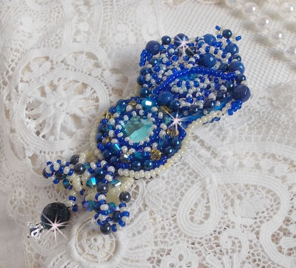 Broche Blue Palace Haute-Couture bordado con cristales de Swarovski, perlas redondas, facetas de cristal de bohemia y rocallas