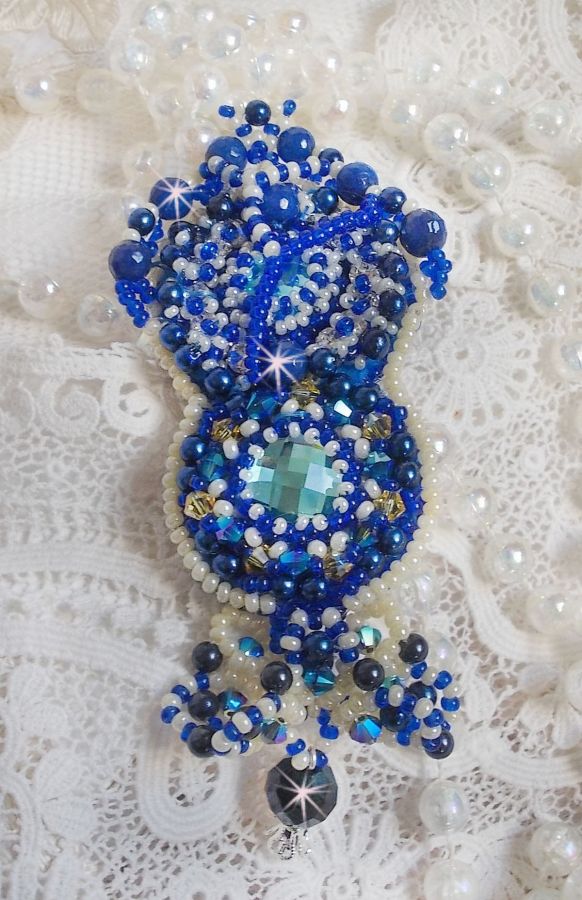 Broche Blue Palace Haute-Couture bordado con cristales de Swarovski, perlas redondas, facetas de cristal de bohemia y rocallas