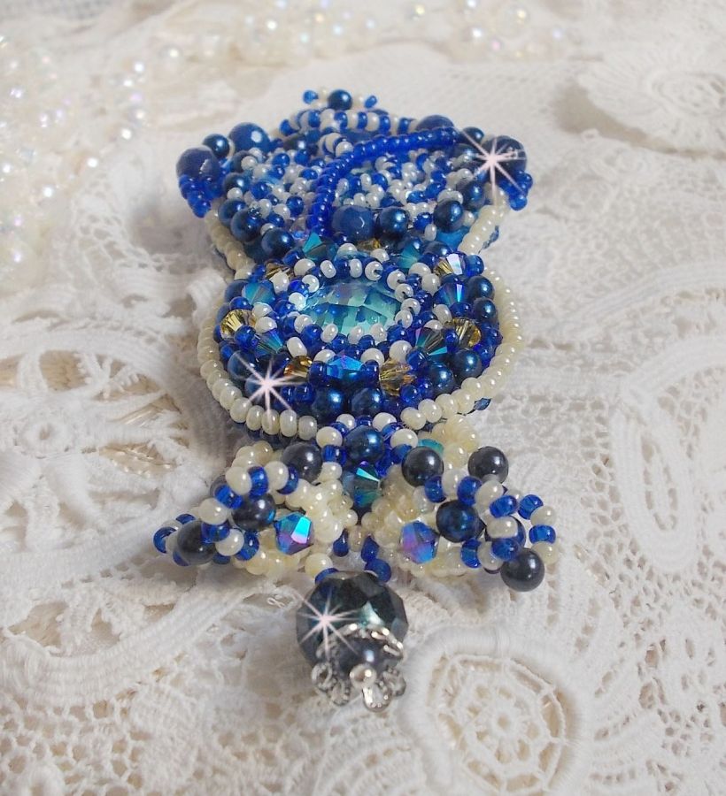 Broche Blue Palace Haute-Couture bordado con cristales de Swarovski, perlas redondas, facetas de cristal de bohemia y rocallas