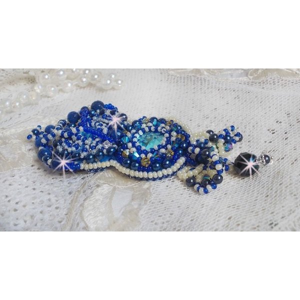 Broche Blue Palace Haute-Couture bordado con cristales de Swarovski, perlas redondas, facetas de cristal de bohemia y rocallas