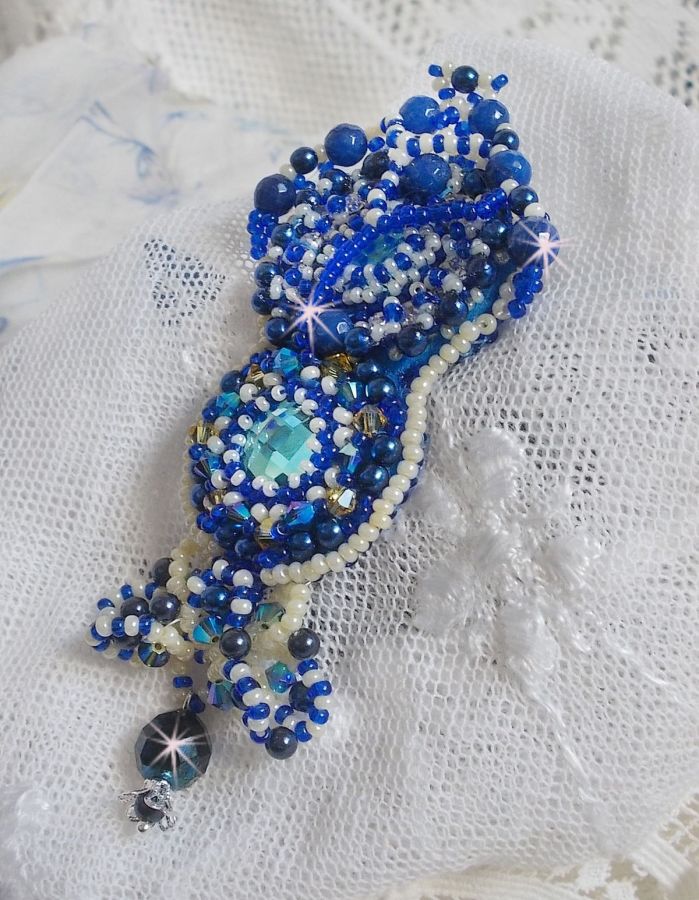 Broche Blue Palace Haute-Couture bordado con cristales de Swarovski, perlas redondas, facetas de cristal de bohemia y rocallas