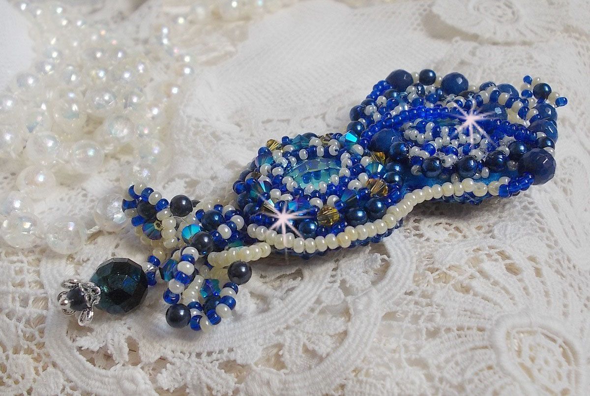 Broche Blue Palace Haute-Couture bordado con cristales de Swarovski, perlas redondas, facetas de cristal de bohemia y rocallas