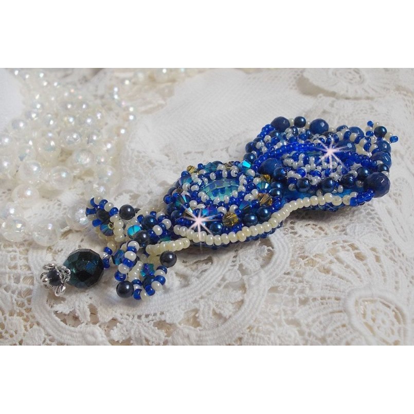 Broche Blue Palace Haute-Couture bordado con cristales de Swarovski, perlas redondas, facetas de cristal de bohemia y rocallas