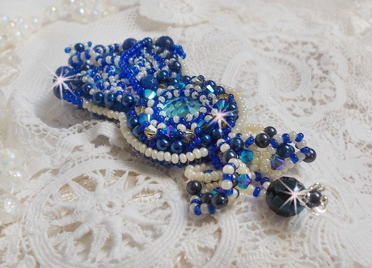 Broche Blue Palace Haute-Couture bordado con cristales de Swarovski, perlas redondas, facetas de cristal de bohemia y rocallas