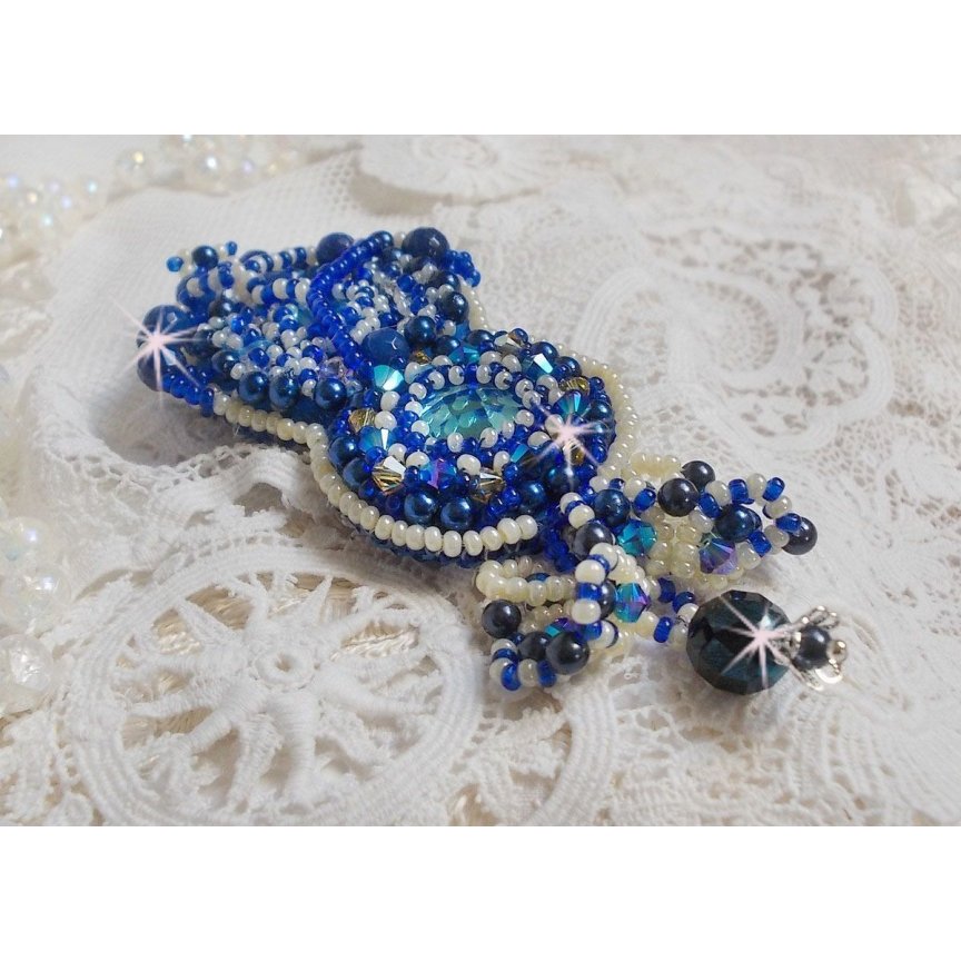 Broche Blue Palace Haute-Couture bordado con cristales de Swarovski, perlas redondas, facetas de cristal de bohemia y rocallas