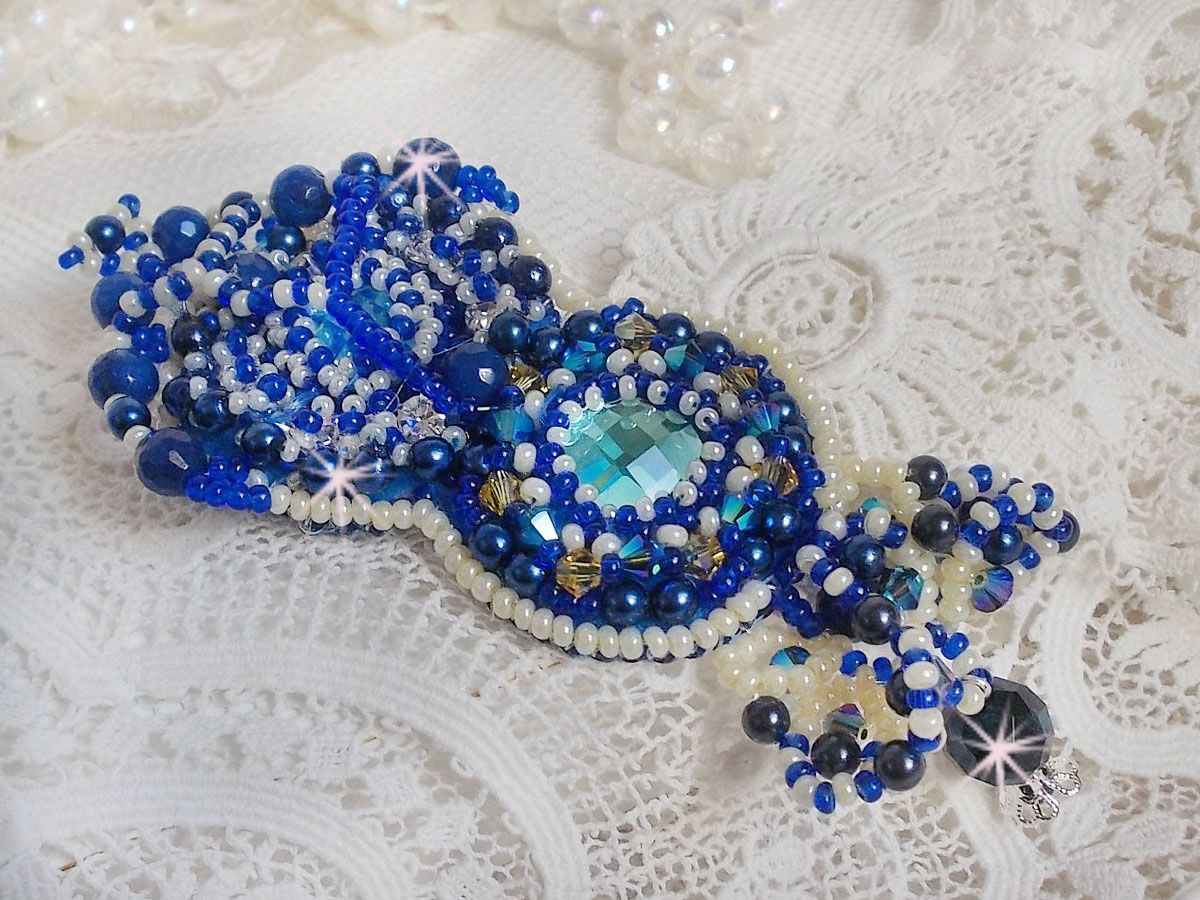 Broche Blue Palace Haute-Couture bordado con cristales de Swarovski, perlas redondas, facetas de cristal de bohemia y rocallas