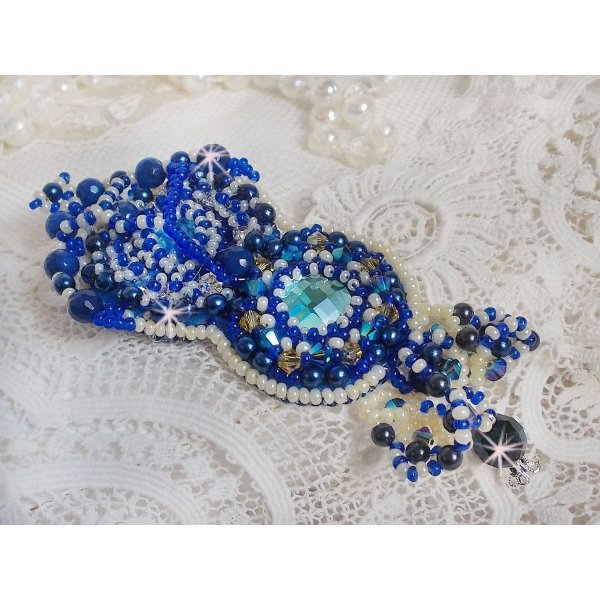 Broche Blue Palace Haute-Couture bordado con cristales de Swarovski, perlas redondas, facetas de cristal de bohemia y rocallas
