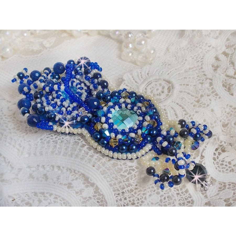 Broche Blue Palace Haute-Couture bordado con cristales de Swarovski, perlas redondas, facetas de cristal de bohemia y rocallas